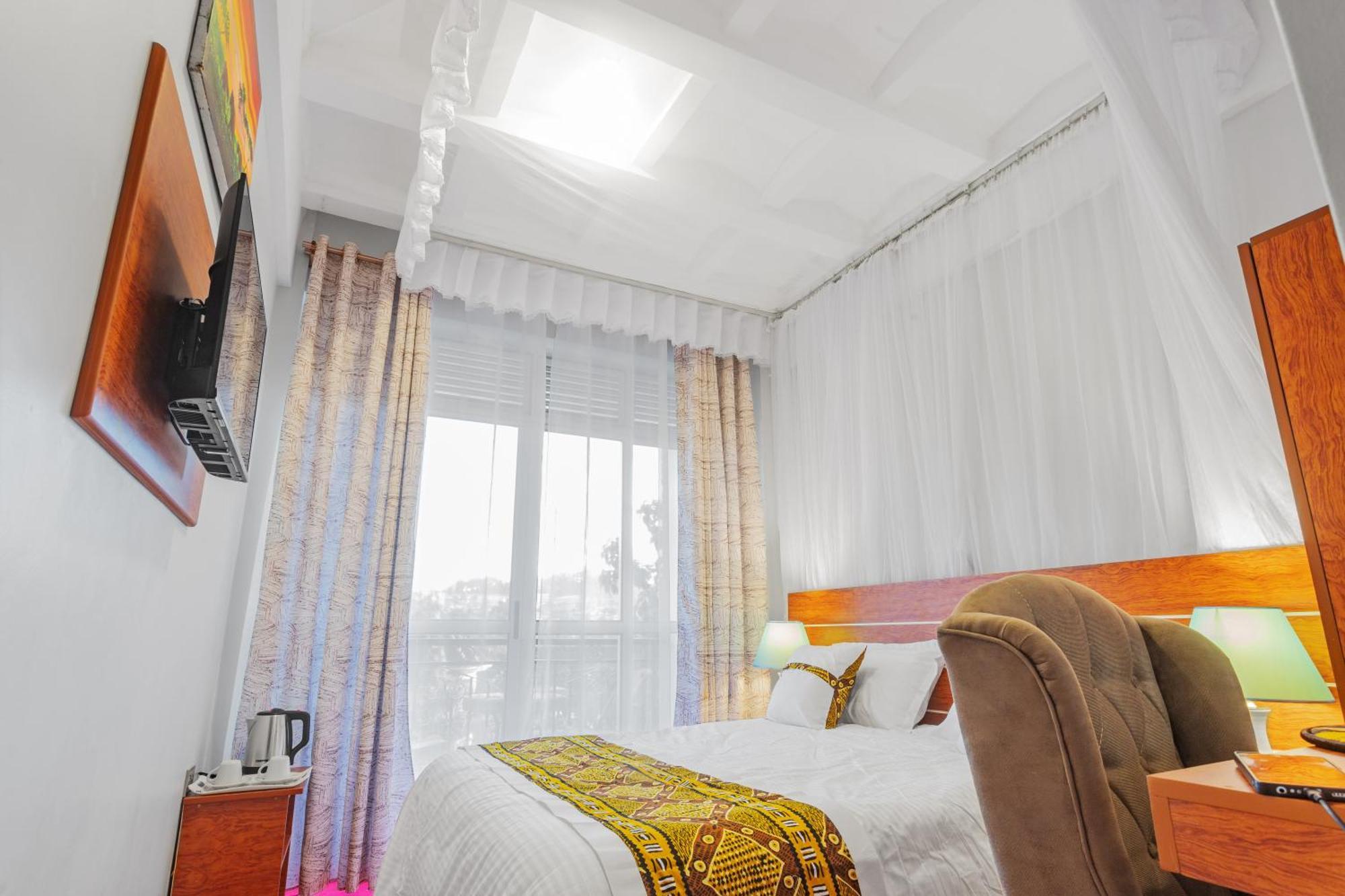 Ambrosia Heights Entebbe Hotel Bagian luar foto