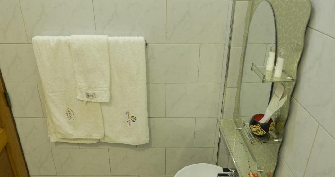 Ambrosia Heights Entebbe Hotel Bagian luar foto