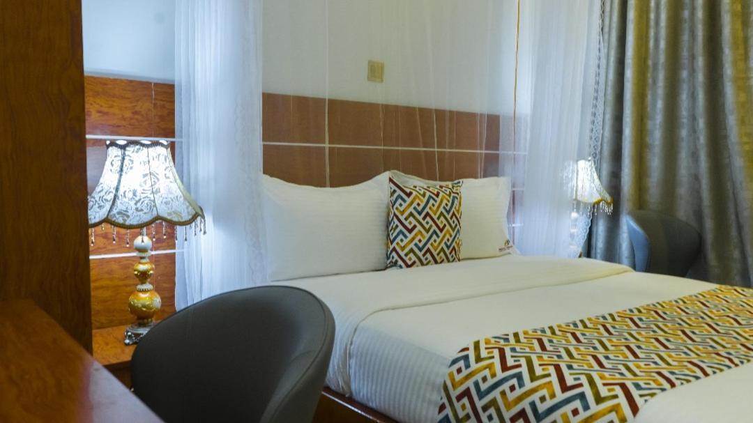 Ambrosia Heights Entebbe Hotel Bagian luar foto