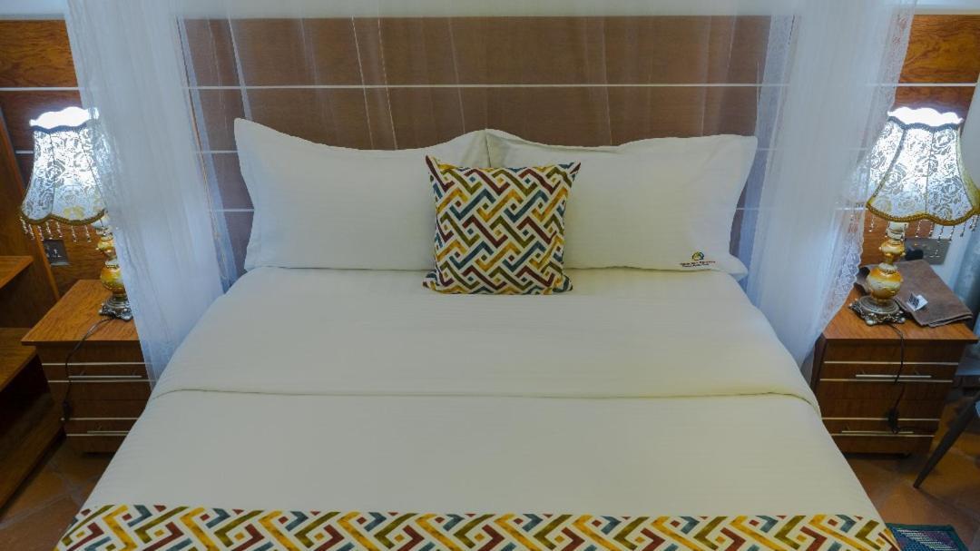 Ambrosia Heights Entebbe Hotel Bagian luar foto