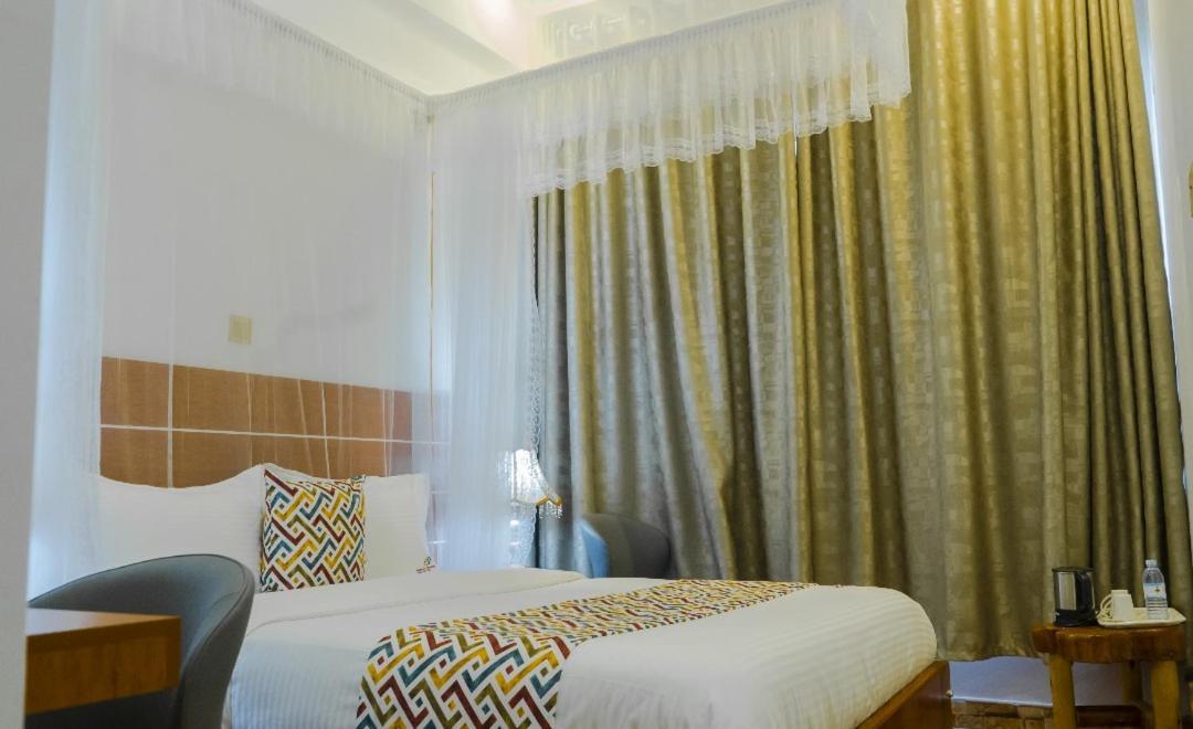 Ambrosia Heights Entebbe Hotel Bagian luar foto